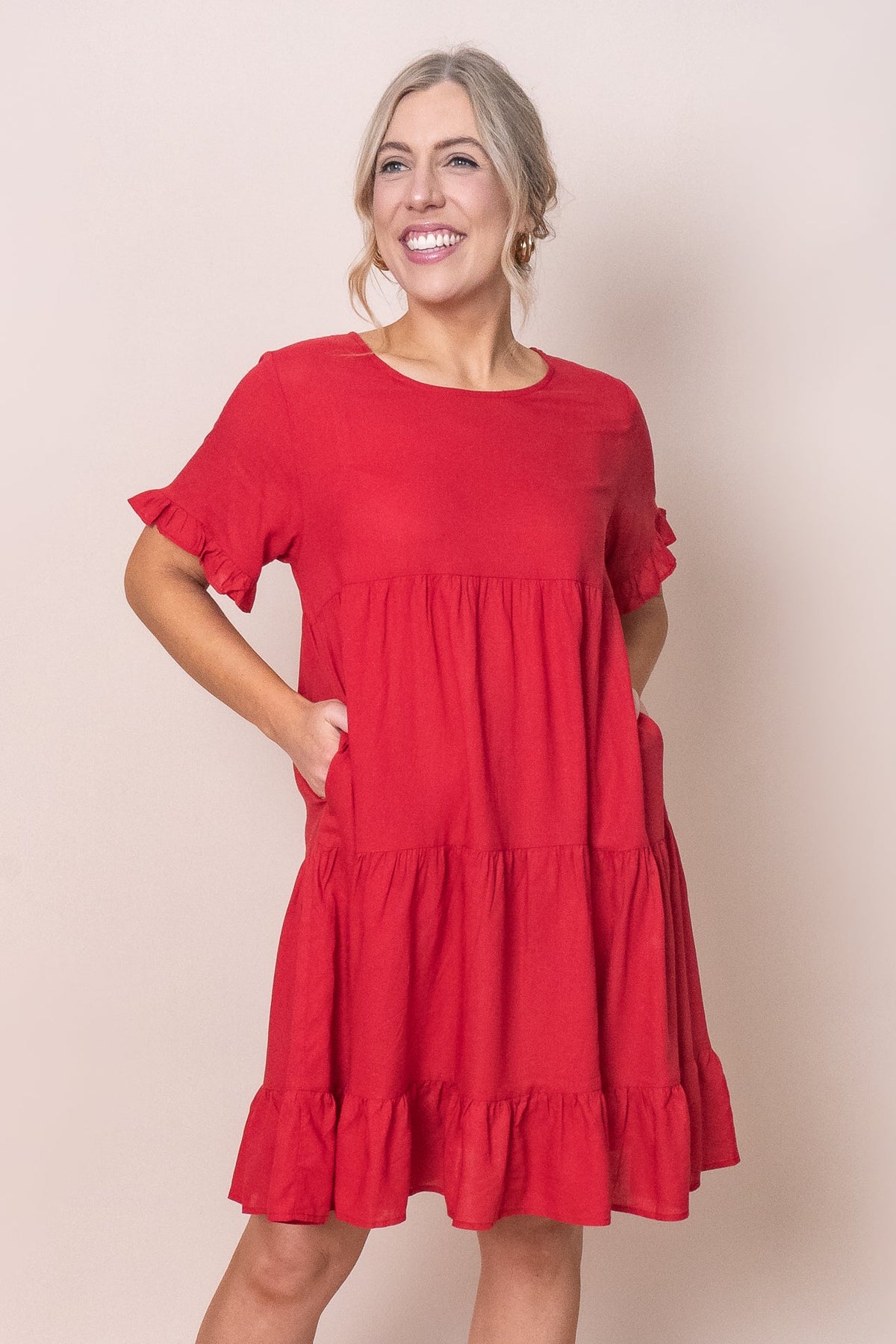 Tiered knee-length dress with a round neckline