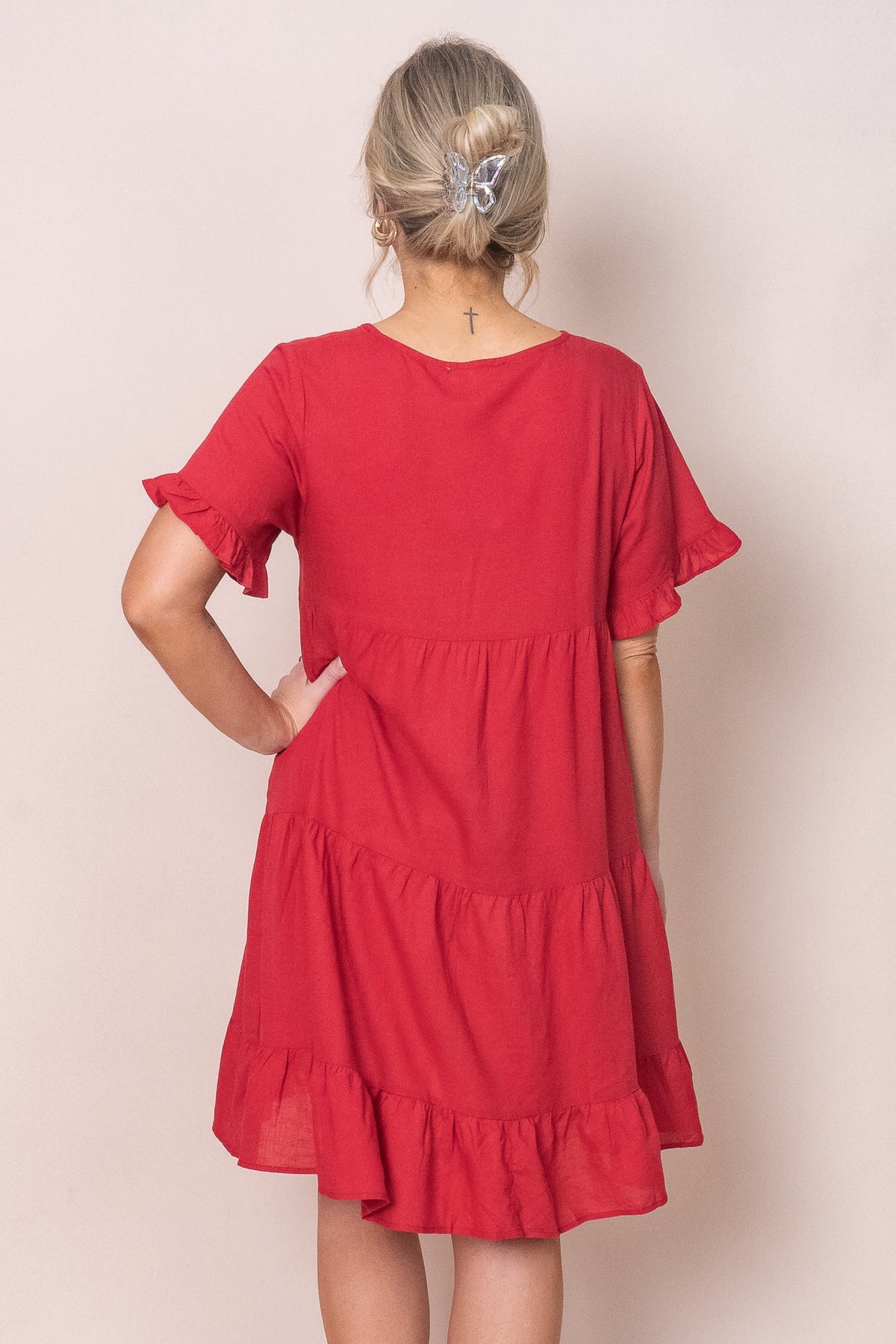 Tiered knee-length dress with a round neckline