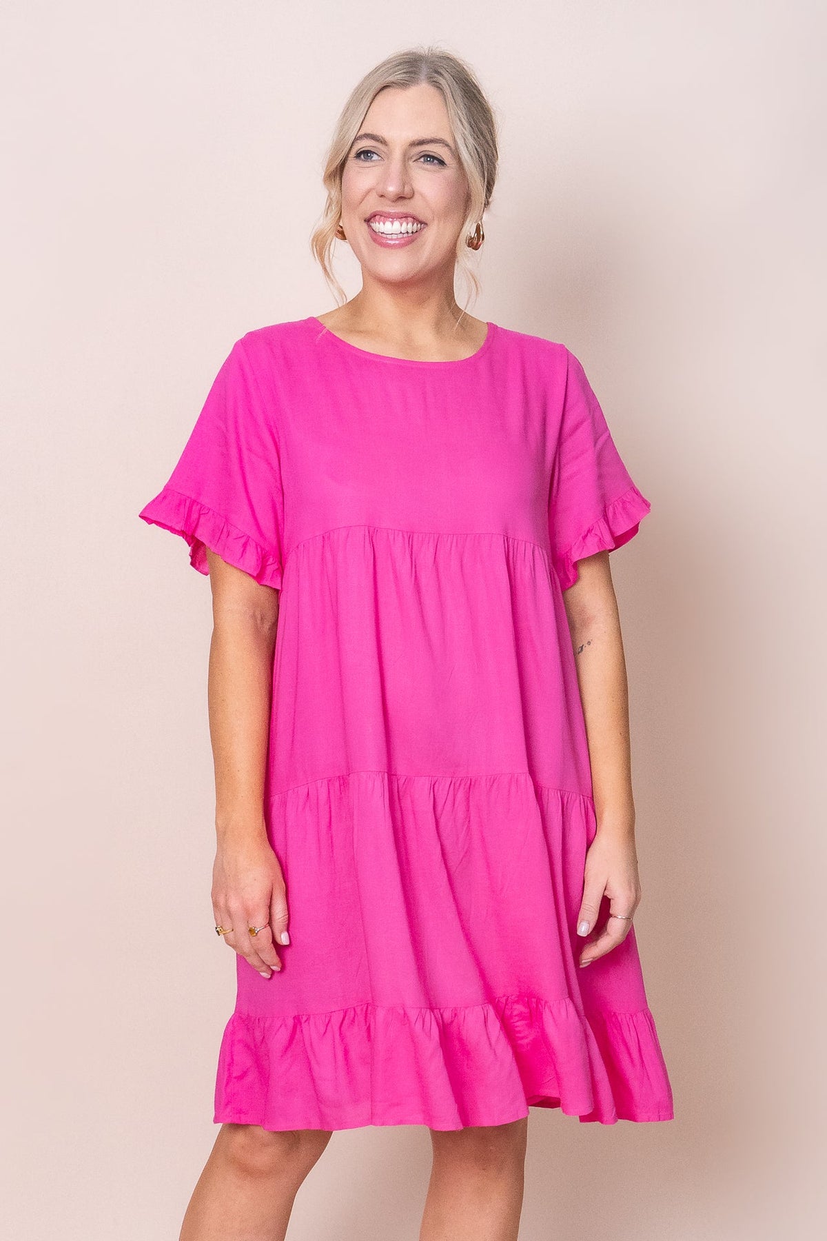 Tiered knee-length dress with a round neckline
