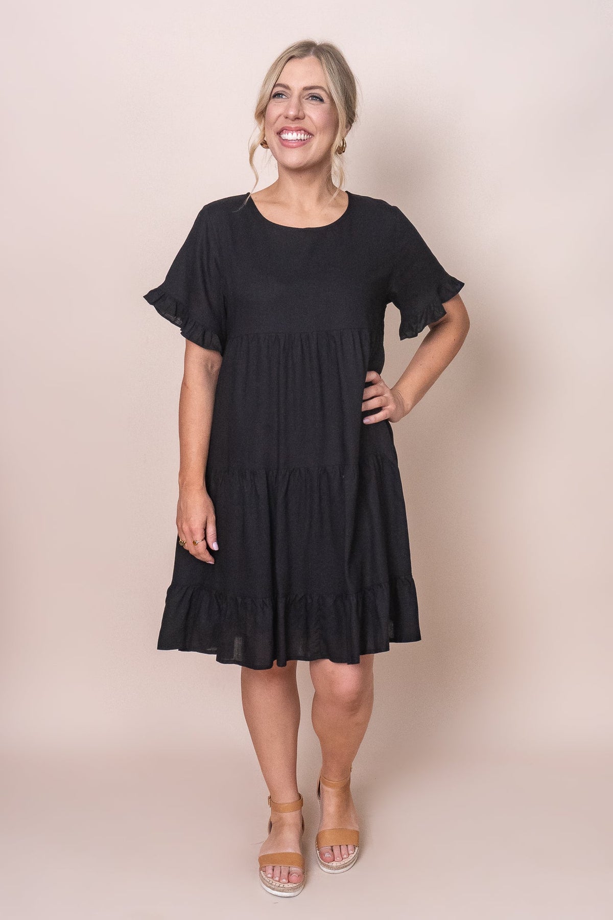 Tiered knee-length dress with a round neckline