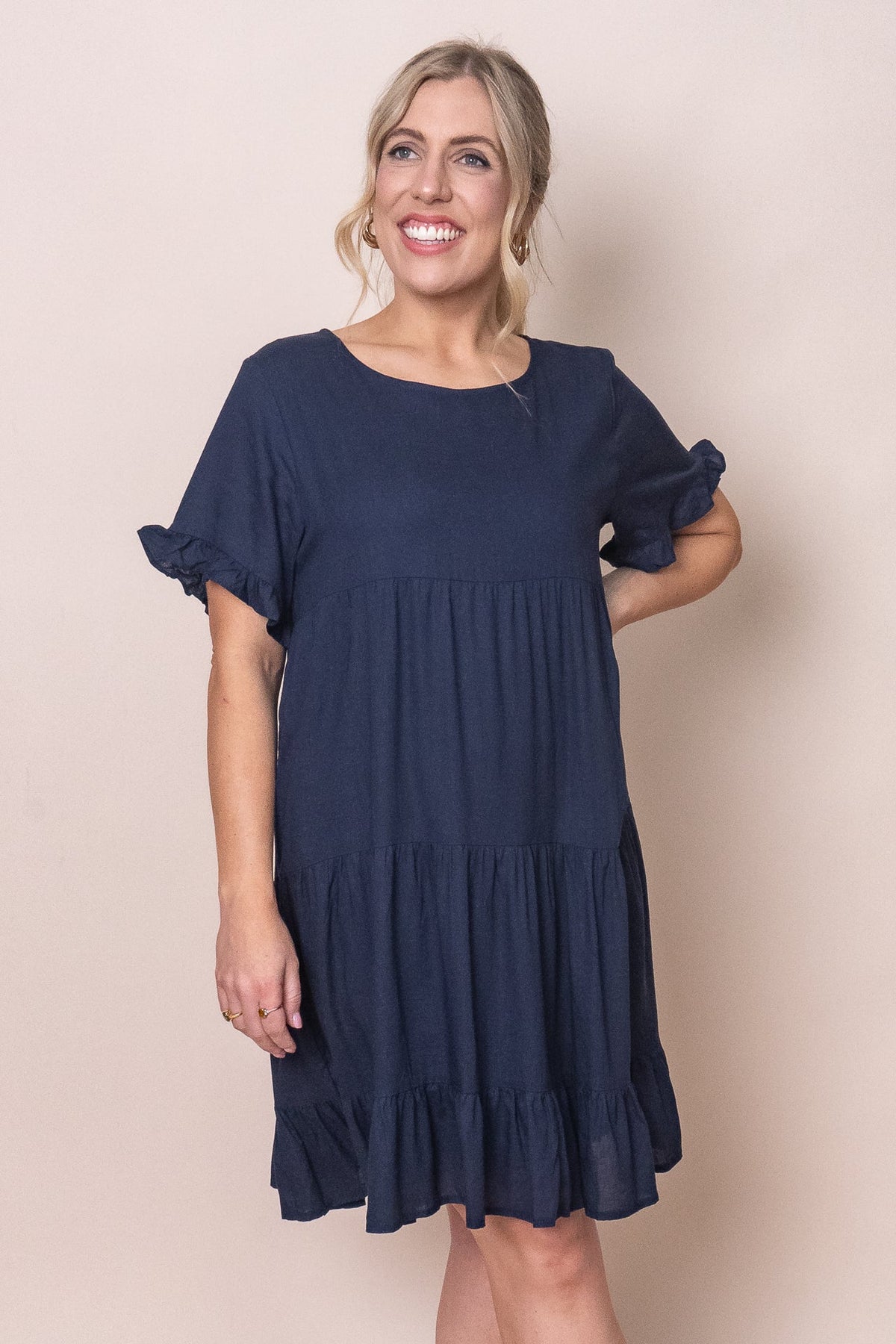Tiered knee-length dress with a round neckline